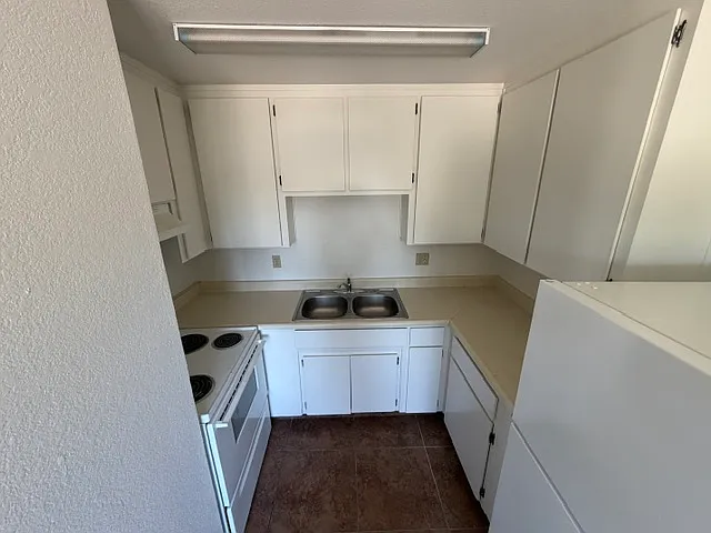 123 E Walnut St #F — Photo 1