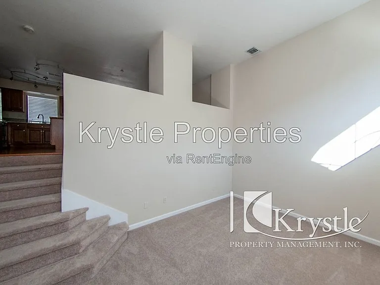 496 E East St — Photo 6