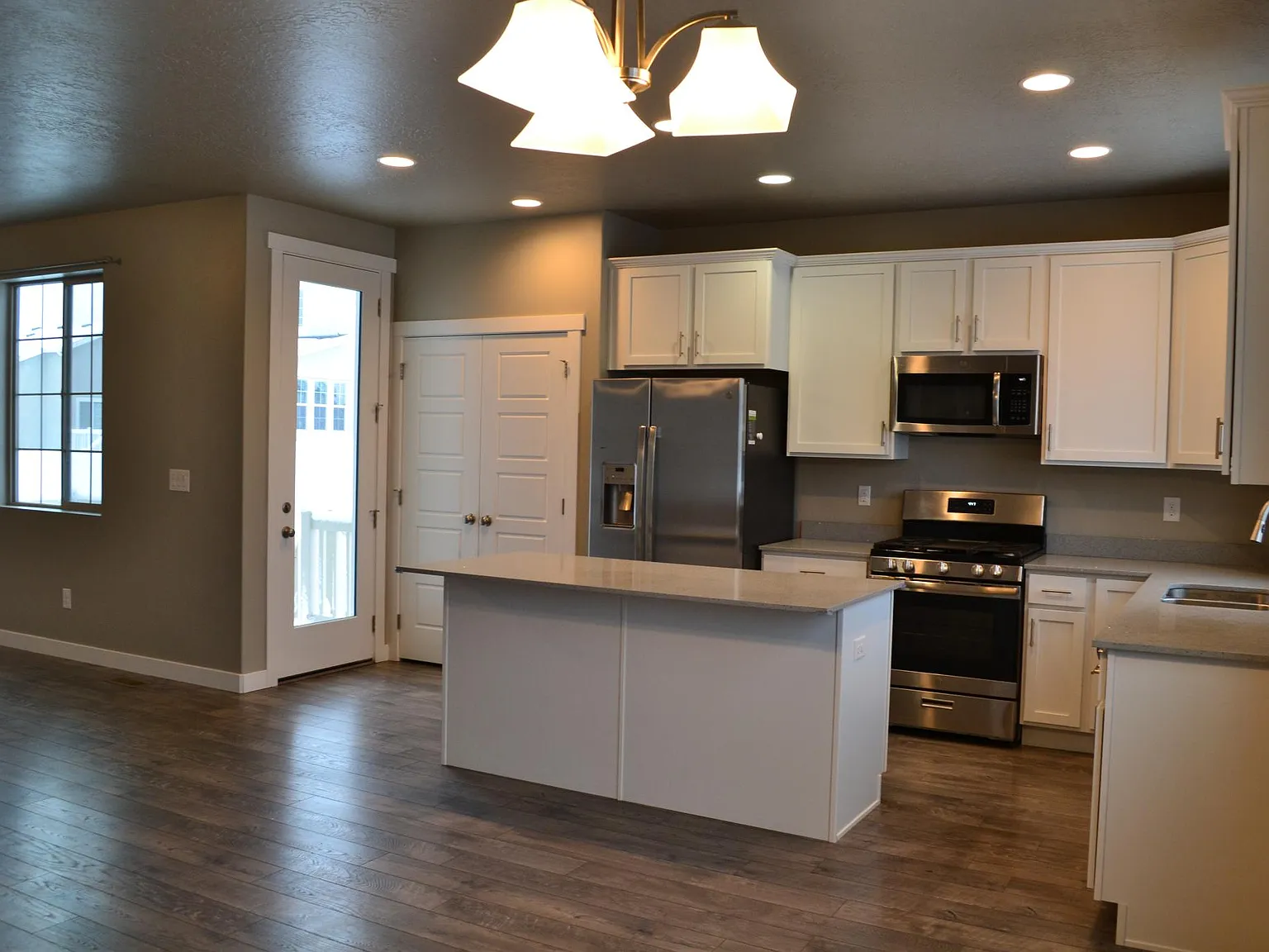 4 bed, 2.5 bath, 2989 sqft, $3,000 — Photo 3