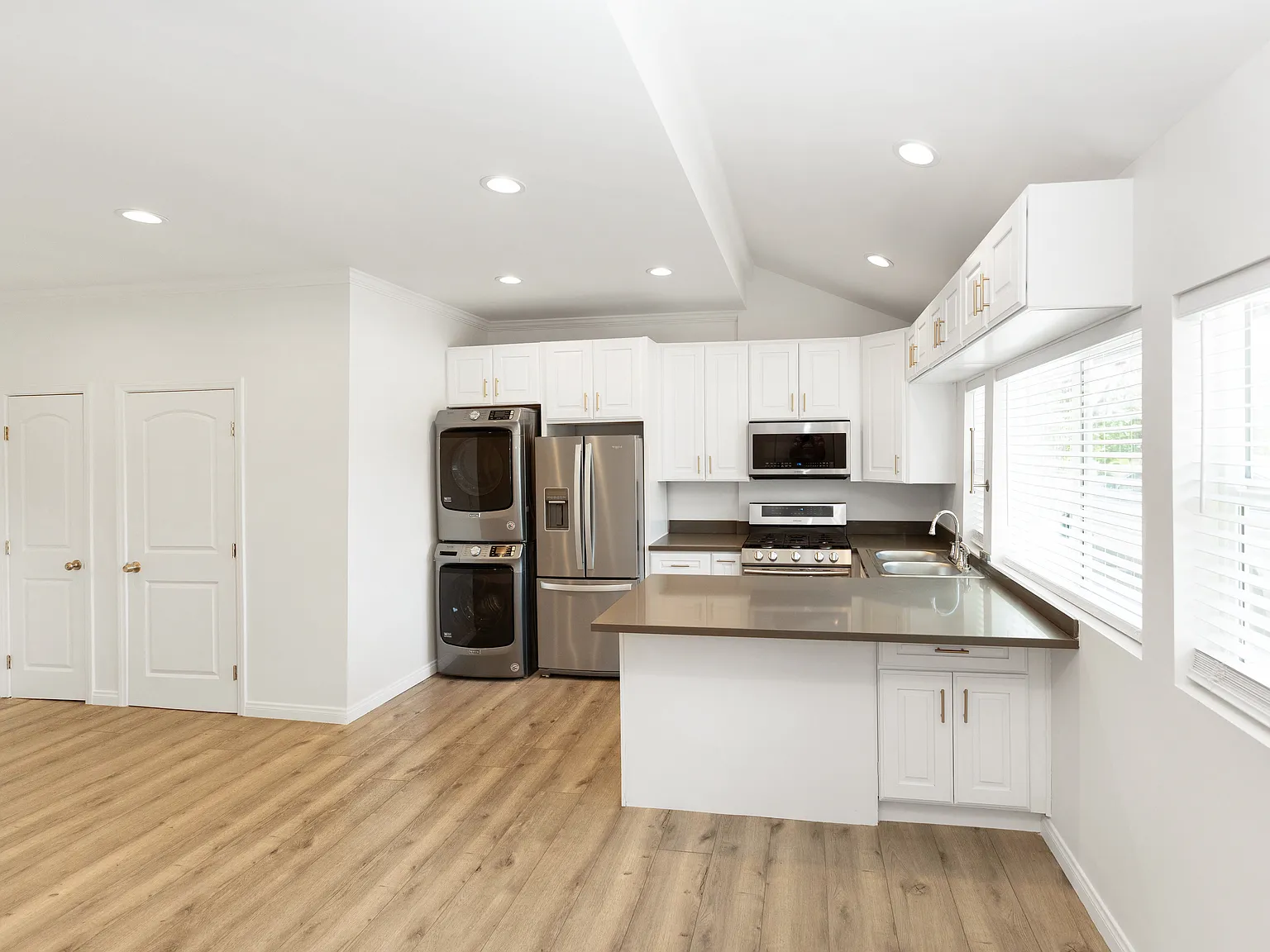 22103 Parthenia St — Photo 1