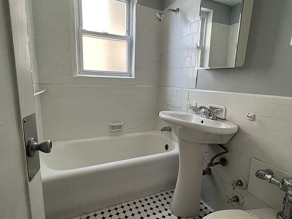 4th image of 6930G N Greenview Ave #211