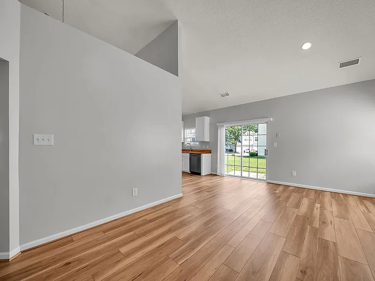 408 Holmes Blvd — Photo 8
