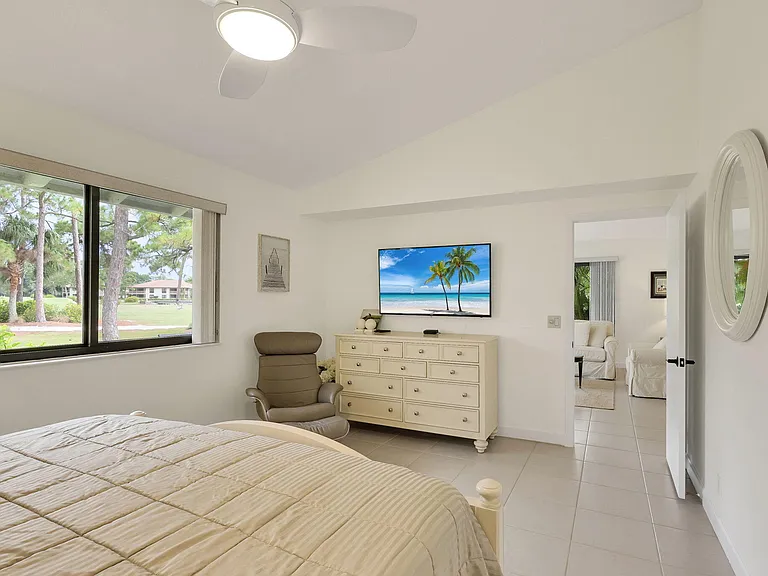 526 Club Dr — Photo 17