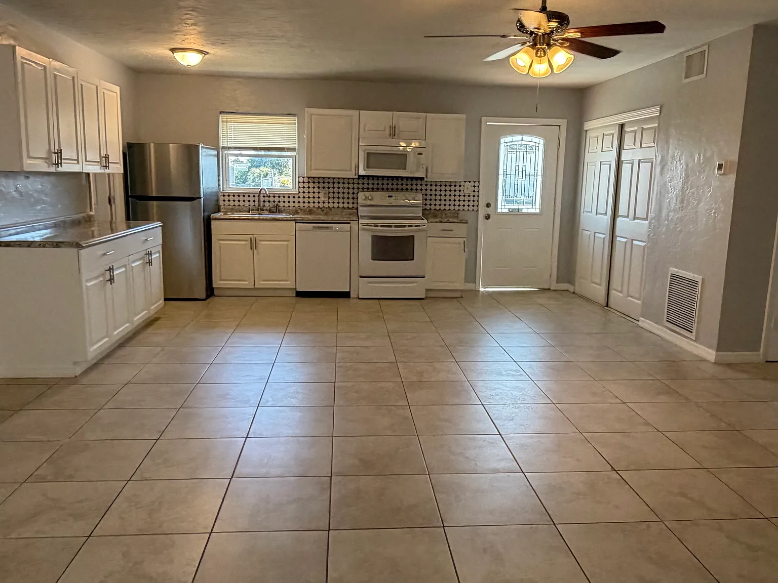 3 bed, 1400 sqft, $1,700 — Photo 2