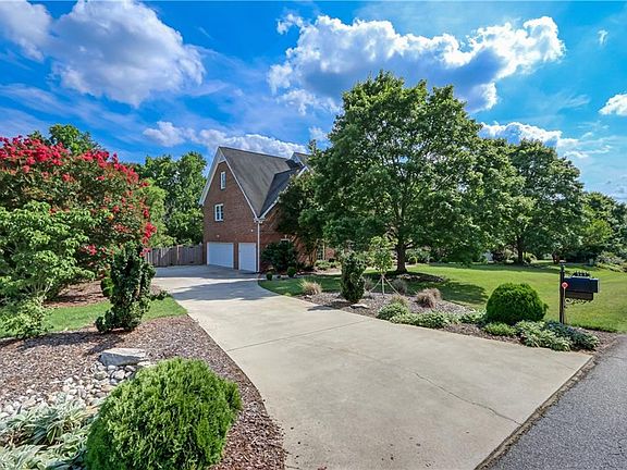2nd image of 707 Chestnut Hill Ct
