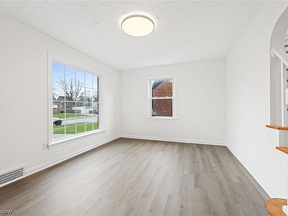 3rd image of 25800 Farringdon Ave