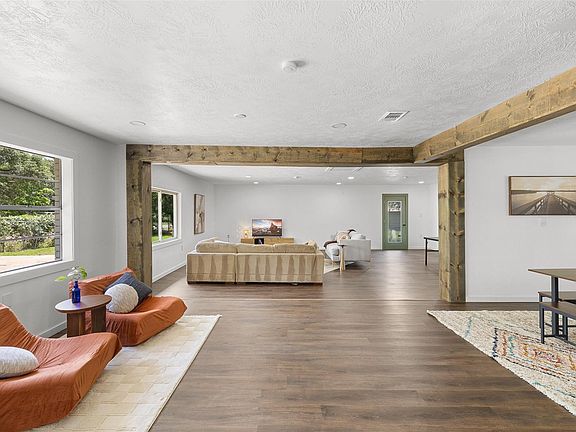 3rd image of 100 Shady Oaks Ln