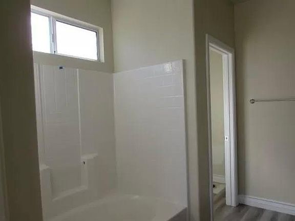Master Bedroom tub/shower