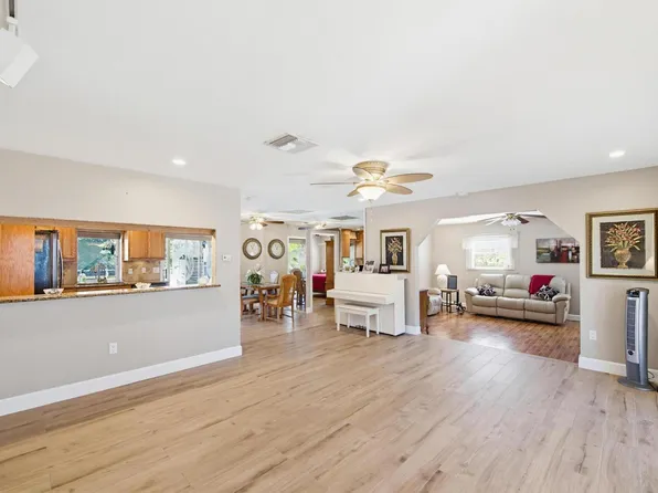 47 Constitution Dr, Naples, FL 34112