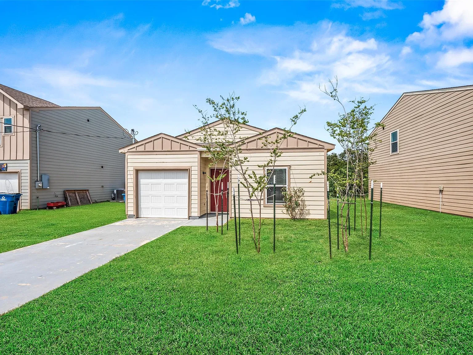 4 bed, 2.0 bath, 1220 sqft, $1,905 — Photo 2
