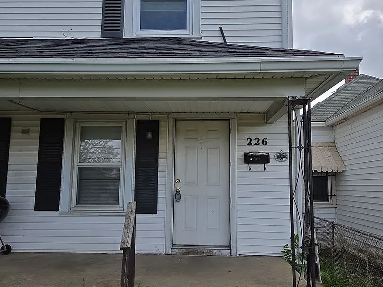 224-226 S Irwin St — Photo 2