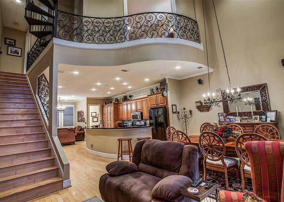 2nd image of 418 Mills St
