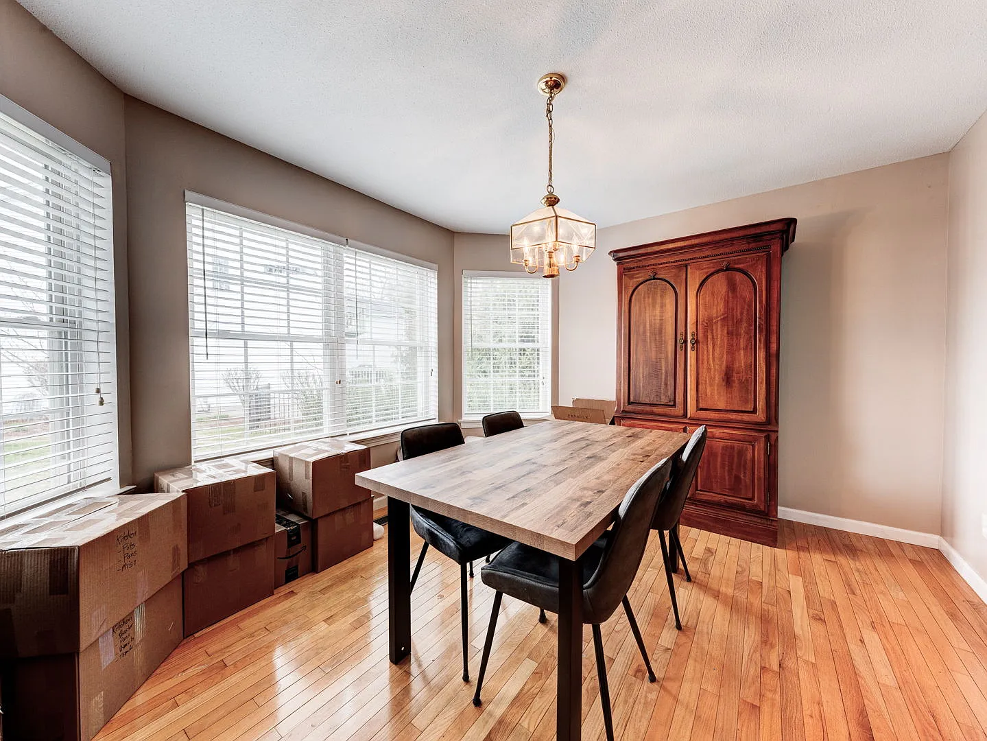 3 bed, 3.5 bath, 2334 sqft, $4,175 — Photo 2