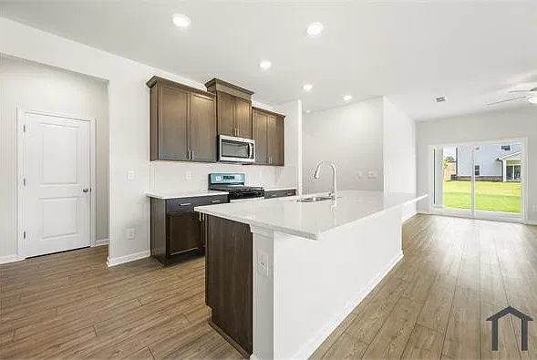 5 bed, 2546 sqft, $3,125 — Photo 4