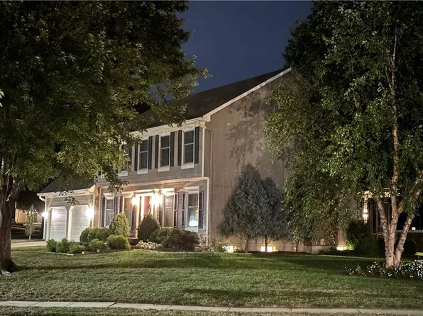 2116 NE Waterfield Pl, Blue Springs, MO 64014