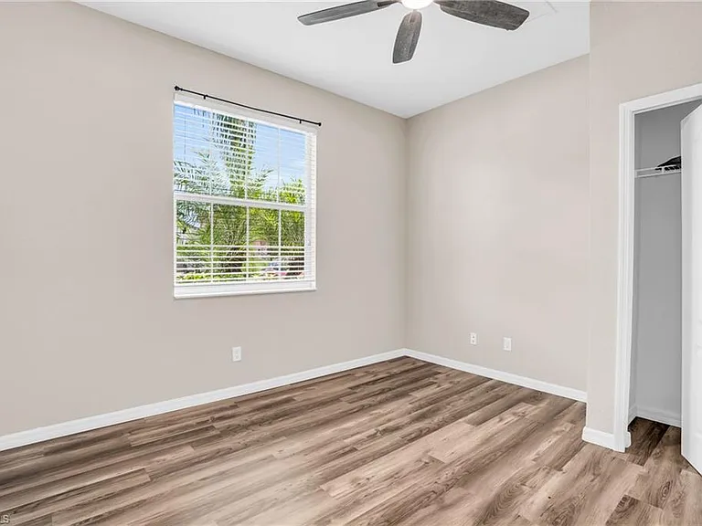 2061 Hamlin St — Photo 12