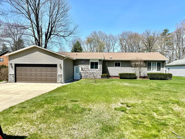 3702 Dykeman Rd, Fort Gratiot, MI 48059