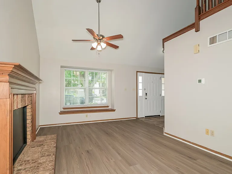 402 Waterside Dr — Photo 7