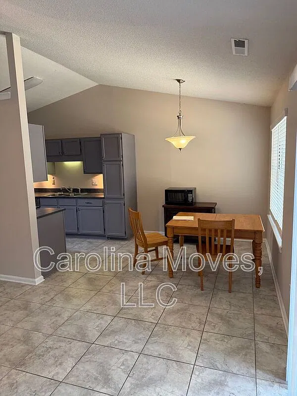 3 bed, 2.0 bath, 1260 sqft, $1,650 — Photo 4