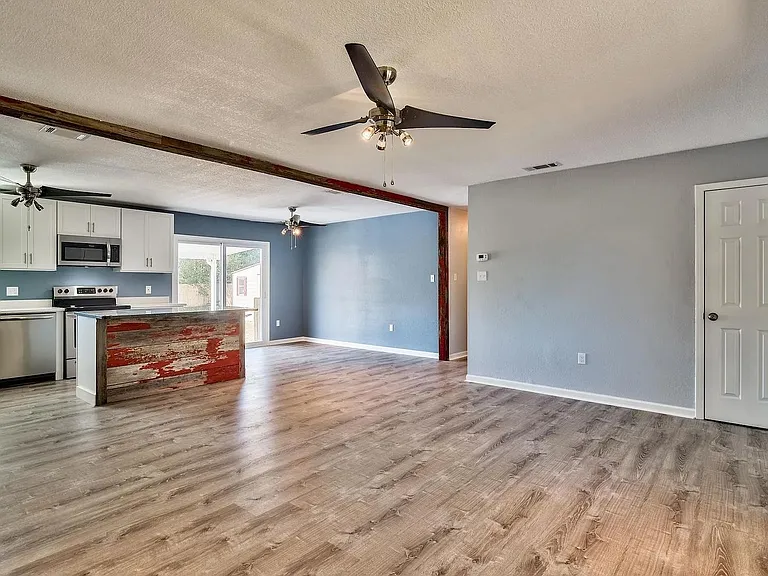 548 Kelly St — Photo 4