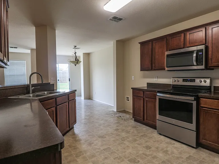 4313 Silverwood Trl — Photo 10