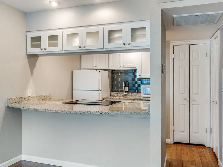 3827 Gilbert Ave #209 — Photo 7