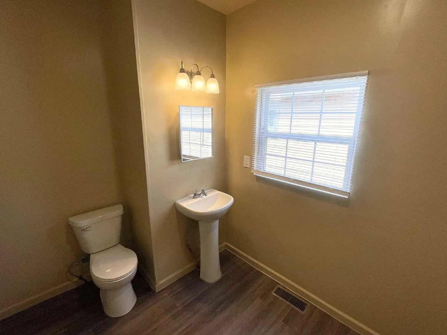 4 bed, $1,050 — Photo 4