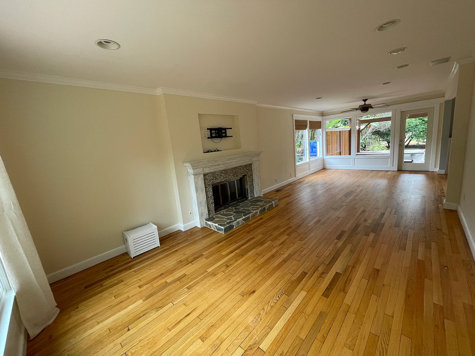 3 bed, 1955 sqft, $10,800 — Photo 1