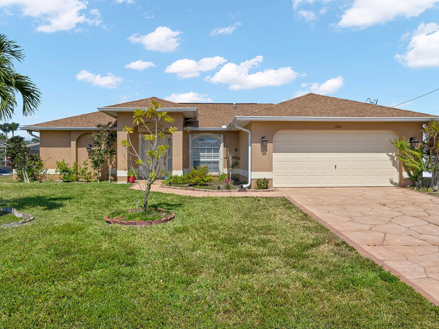 3 bed, 1205 sqft, $1,600 — Photo 1
