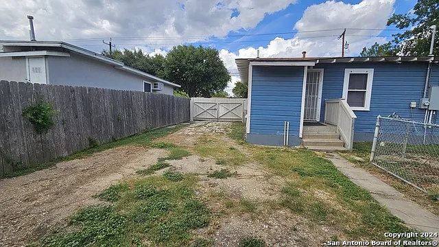 2 bed, 1.0 bath, 716 sqft, $1,250 — Photo 2