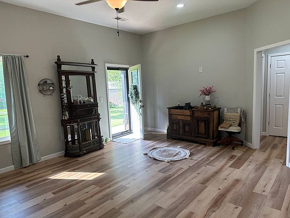 5th image of 75 Meadowood Dr