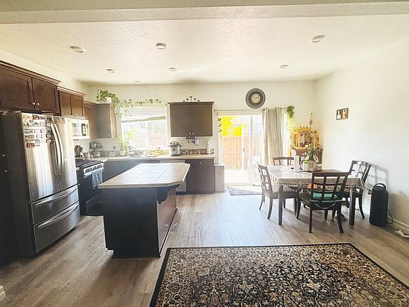 Open kitchen dinning area