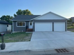 721 Country Dr, Pierre, SD 57501