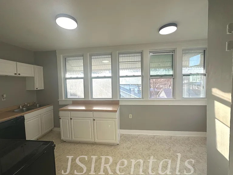 808 W 6th St #C — Photo 4