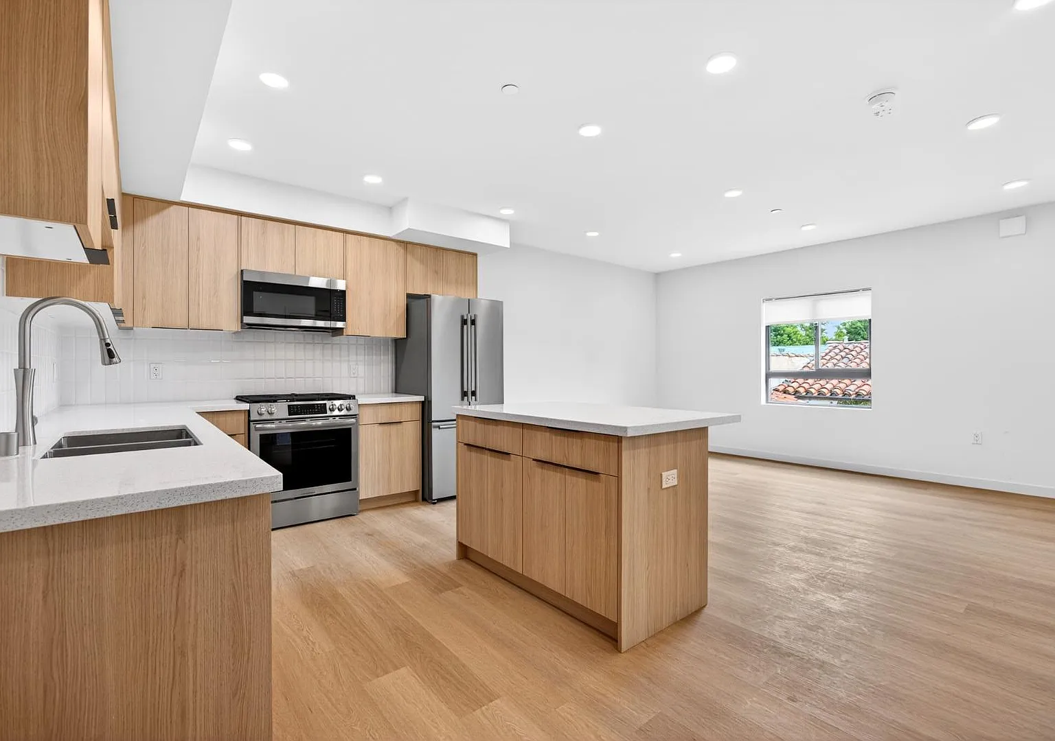 6115 Romaine St - 203 — Photo 2