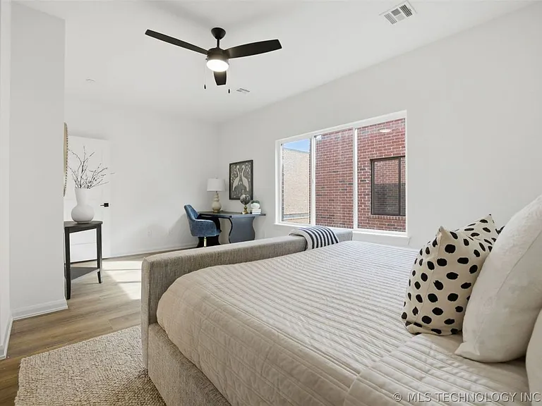 504 E B St — Photo 64