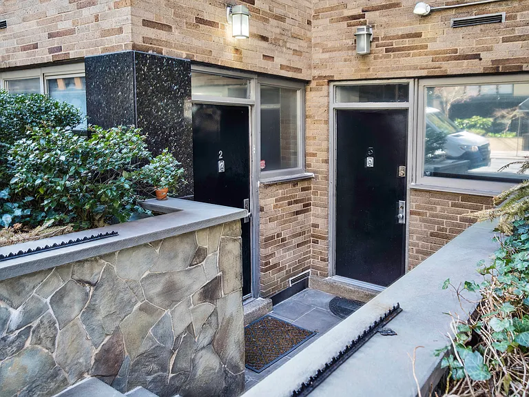 330 E 49th St #Townhouse 2 — Photo 8