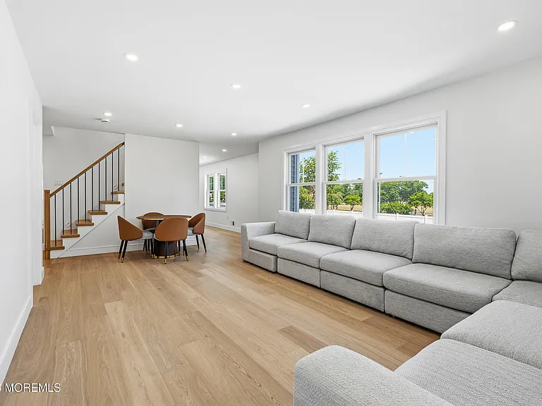 19 Roslyn Dr — Photo 25