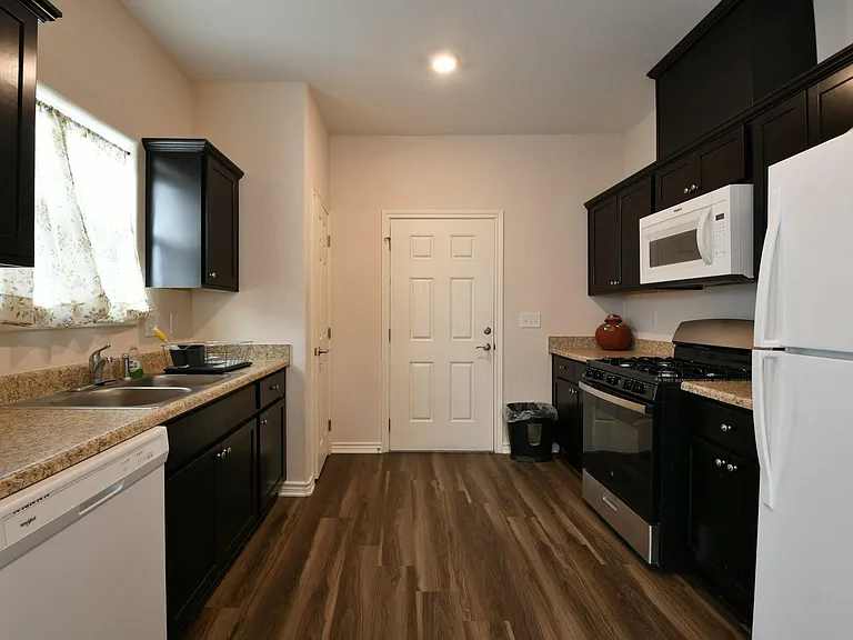 5817 Gaston St — Photo 16