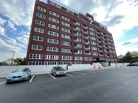 3rd image of 80 Bay Street Lndg #40