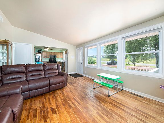 4th image of 121 Golden Ave