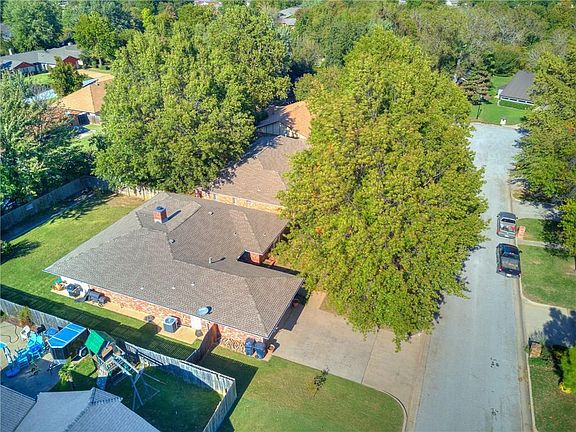 3rd image of 9817 Henderson Dr