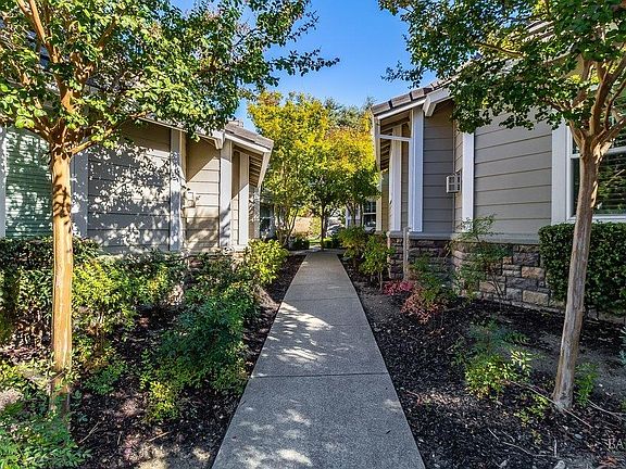 5th image of 136 Sugarloaf Court
