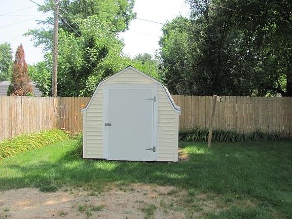 5th image of 312 E 12th St