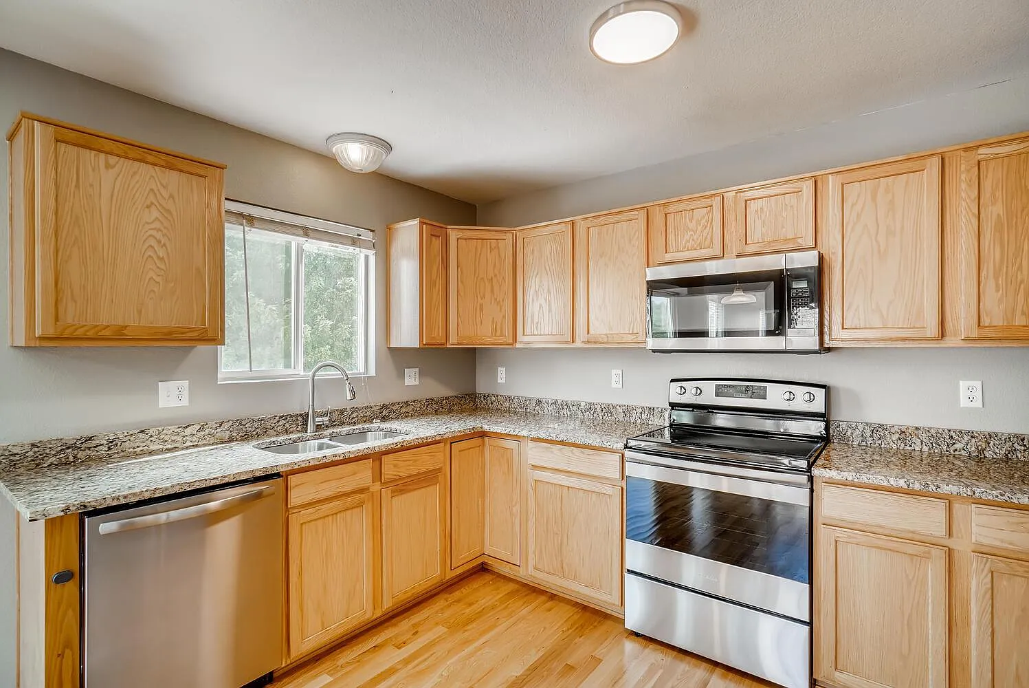 5 bed, 3.5 bath, 2624 sqft, $3,200 — Photo 4