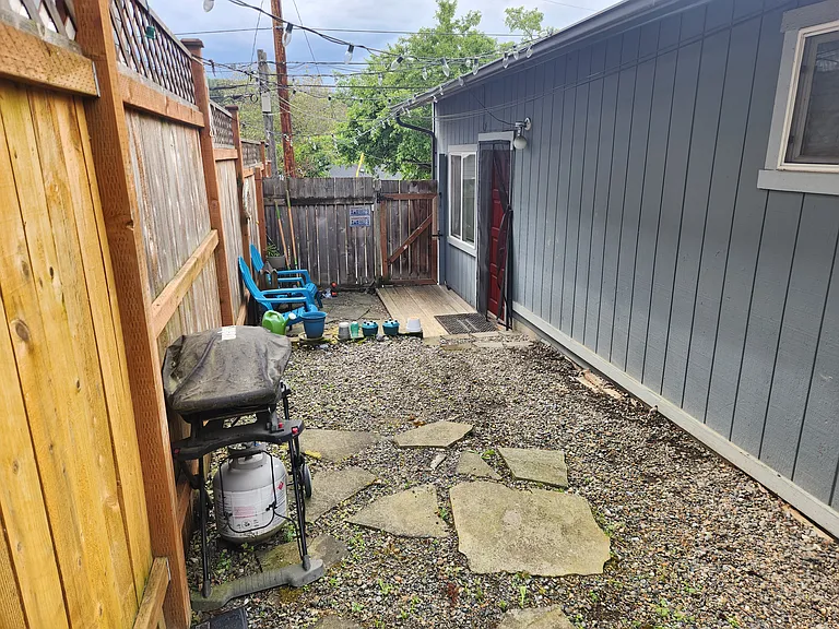 Private fully fenced yard, ideal for furry friends. This unit is pet friendly!