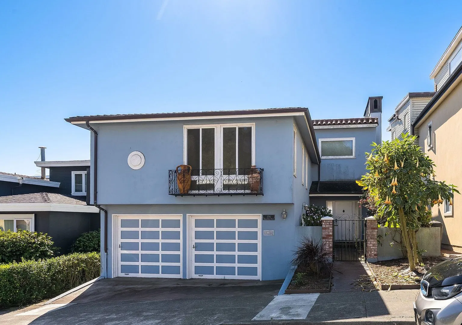 3BR/ 2 1/2 BTH pet friendly house with ocean views, deck, garage and laundry — Photo 1