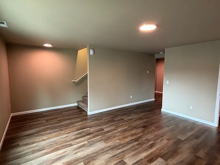 633 Hansen St SE #A — Photo 7