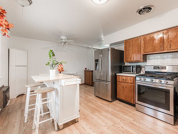 5th image of 15457 Dearborn St