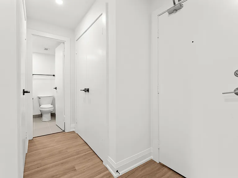 44 Charles St W — Photo 31